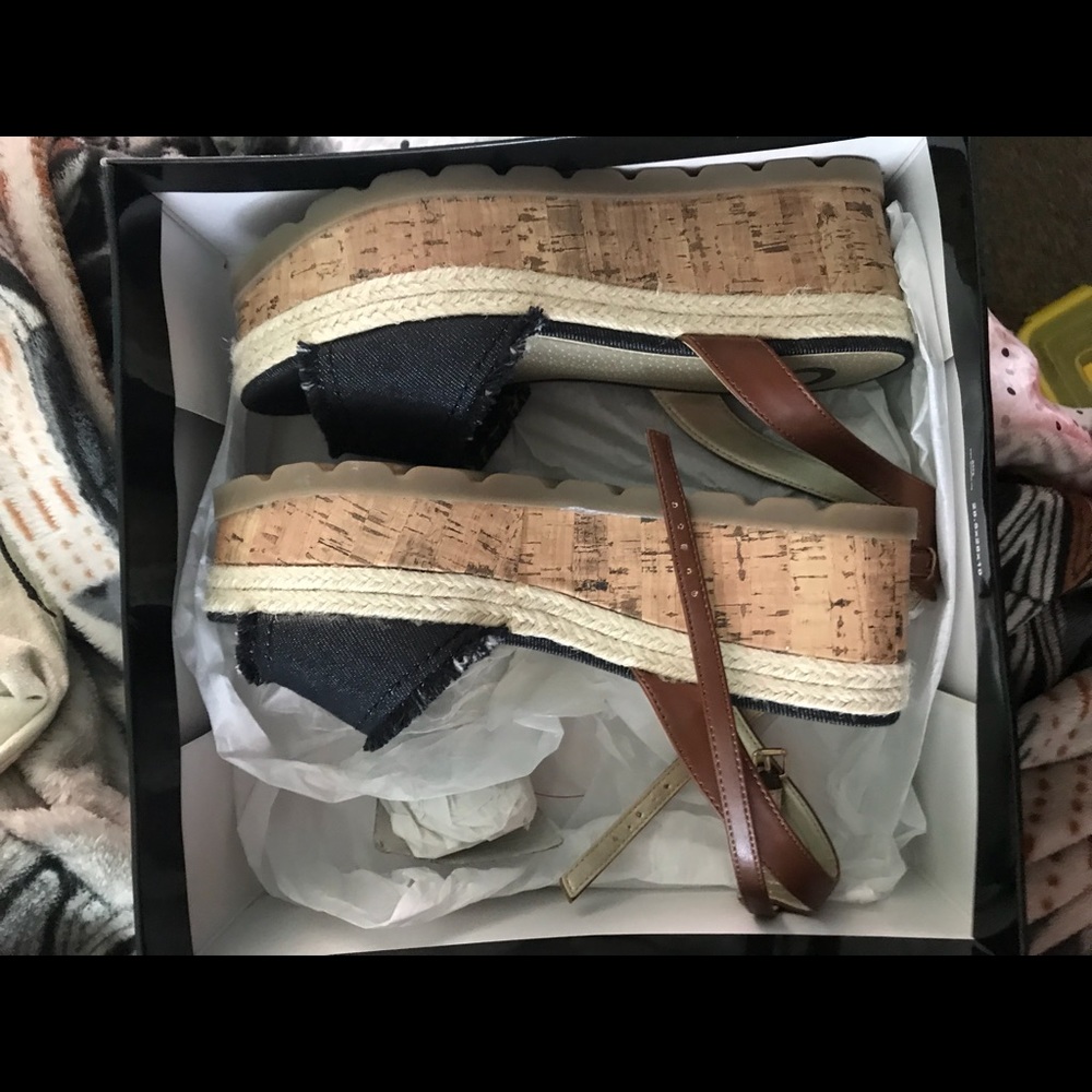 Guess wedges